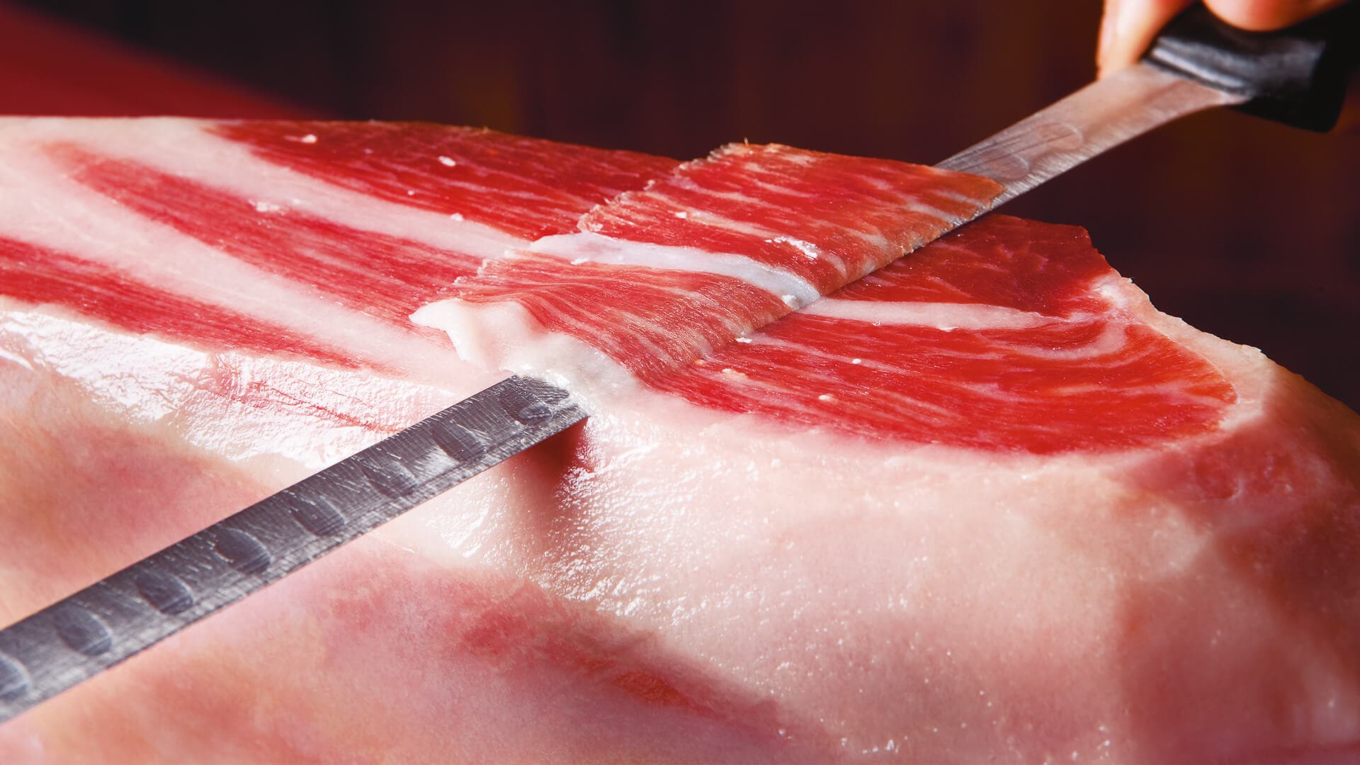 Vers gesneden premium Ibérico ham tijdens een exclusieve La Venta proeverij